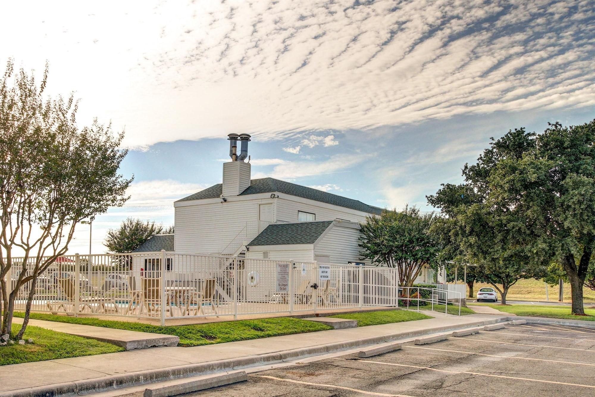 Days Inn By Wyndham Waco University Area Εξωτερικό φωτογραφία