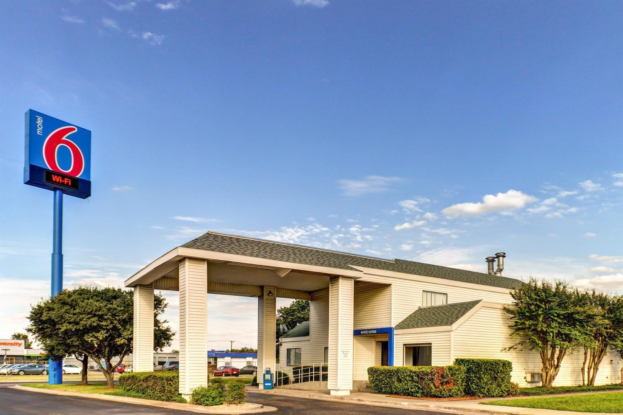 Days Inn By Wyndham Waco University Area Εξωτερικό φωτογραφία